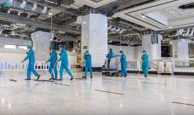Большая мечеть Мекки дезинфицируется и стерилизуется десять раз в день